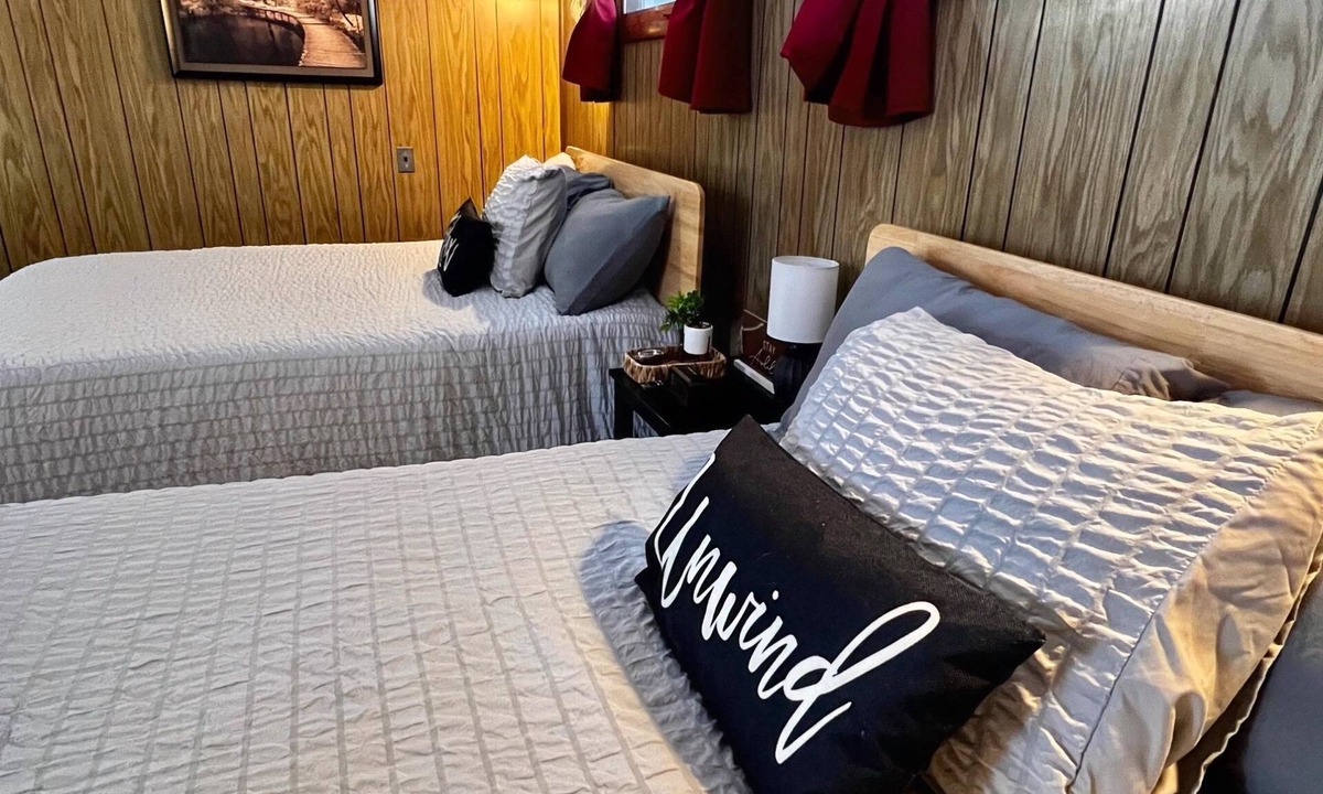 Paradise Apartment | Cozy Paradise Retreat: Snowmobilers' Dream Near Trail Heaven!