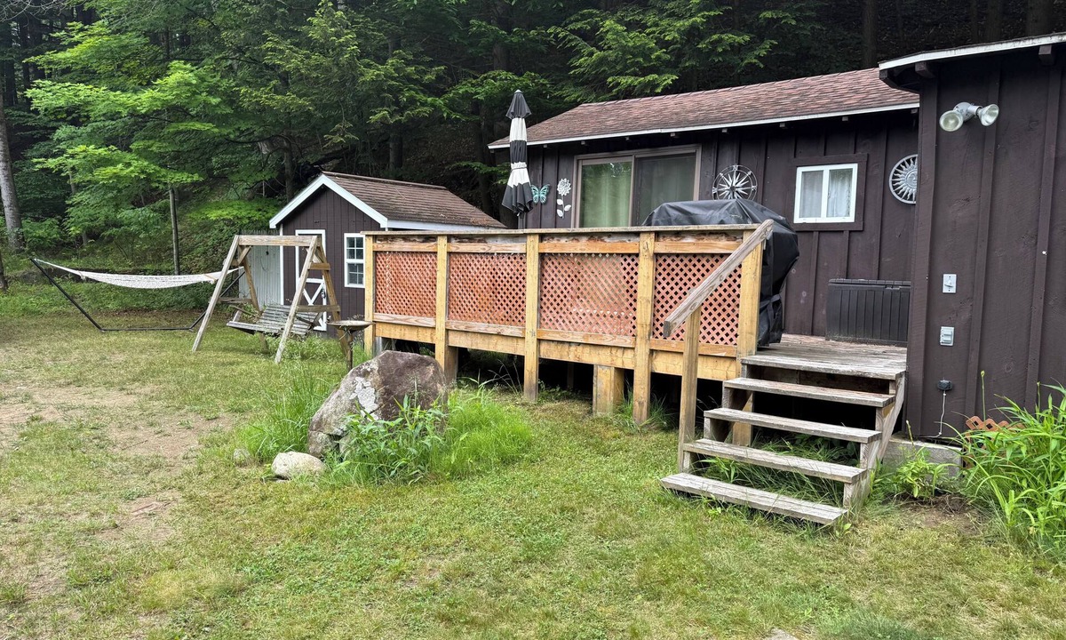 Elizabethtown Cabin | Cozy, Pet friendly 1-bedroom cabin, on the serene Bouquet river.