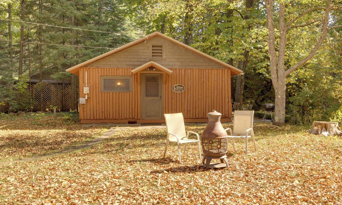 Mayfield Apartment | Cozy 'Rivershire Retreat Cabin' Near Traverse City