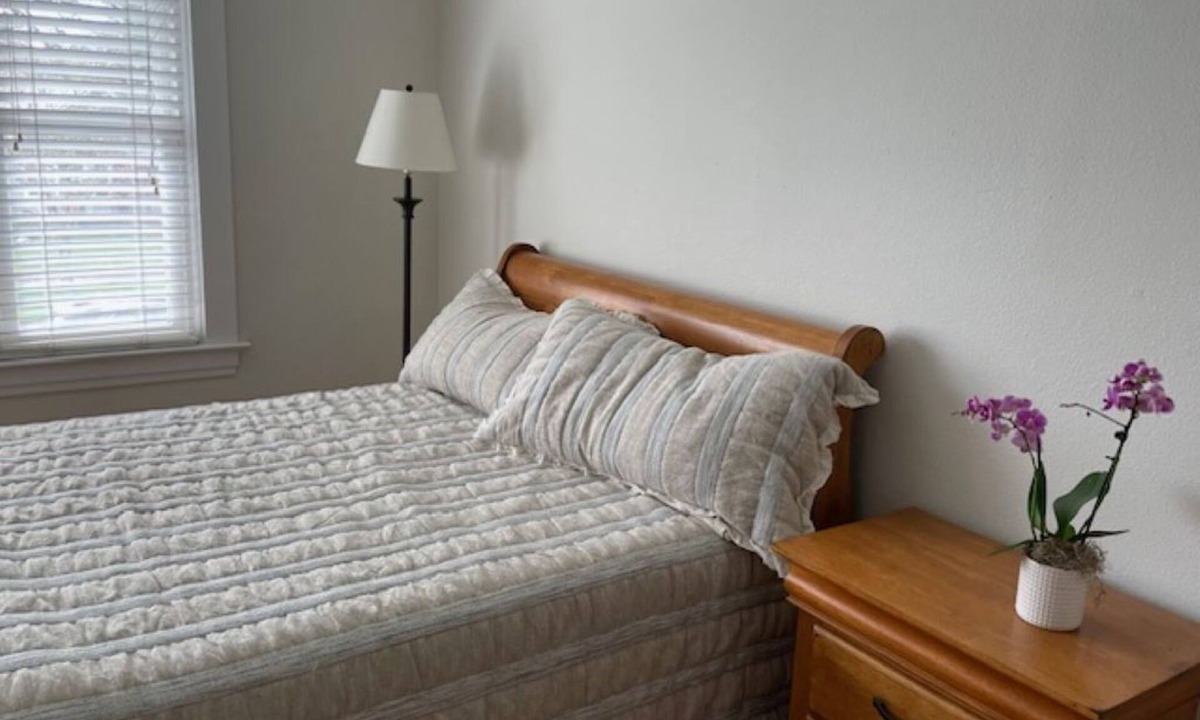 Forest Grove Bed & Breakfast | Cozy room in Bed & Breakfast in an updated historic home in Forest Grove, Oregon