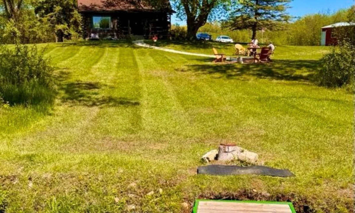 Ingalls Cabin | Cozy Rustic 3-bedroom river cabin with WiFi on the Menominee River