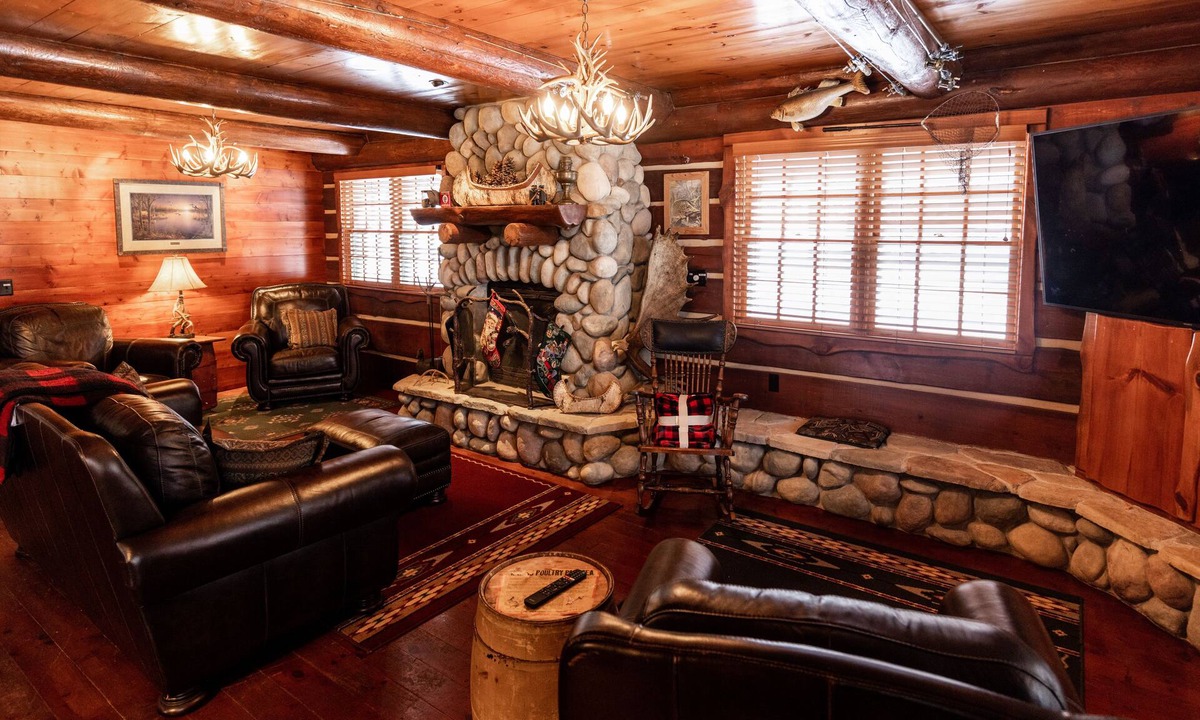 Hayward Cabin | Cozy, Rustic Luxury Cabin on Round Lake, with all of the modern conveniences!