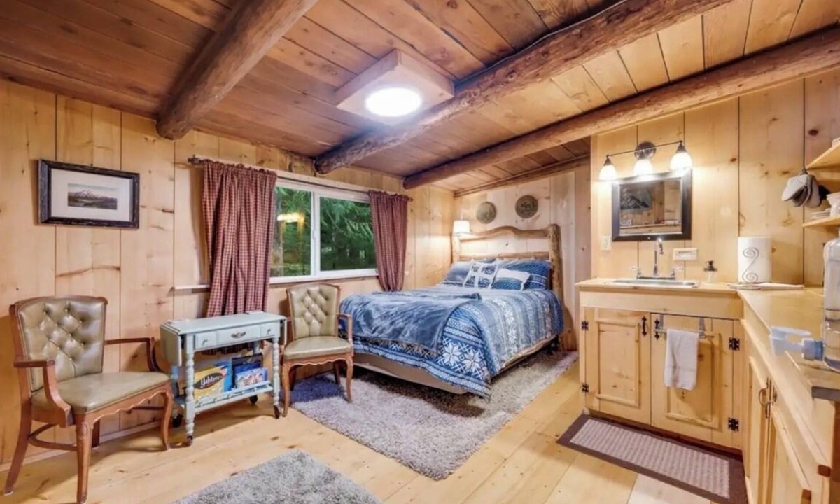 Ashford Cabin | Cozy studio cabin less than a mile to Mt. Rainier entrance.