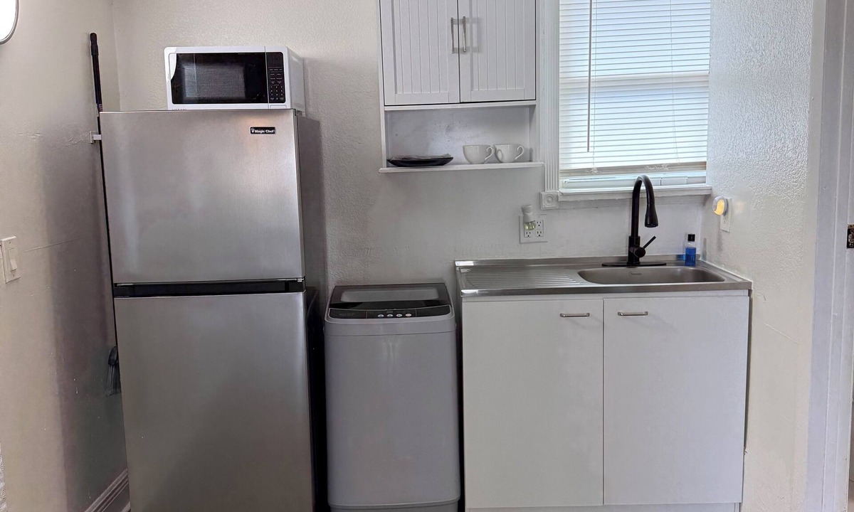 West Park Apartment | Cozy studio, centrally located, WiFi, free parking, pet friendly