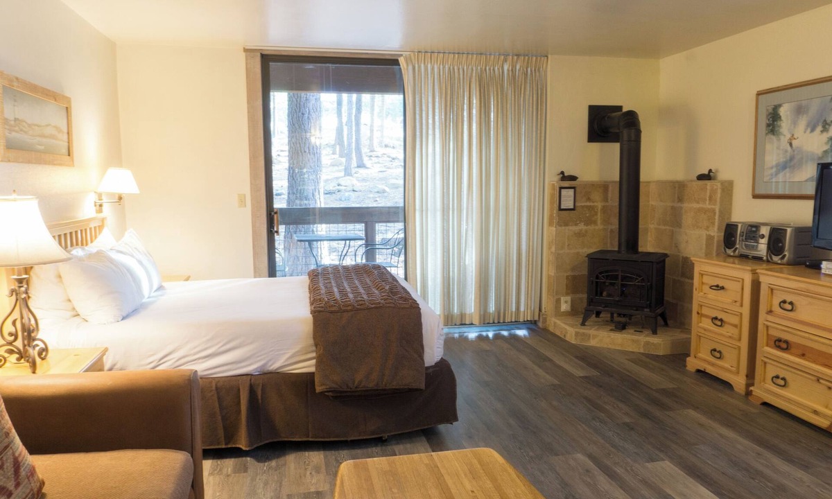 Truckee Condo | Cozy Studio – Fireplace, Full kitchen, Walk to the Village by RedAwning