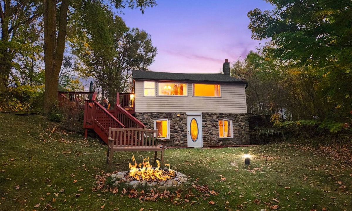 Campbellsport Cabin | Cozy Treehouse on the Lake - Peaceful and Private