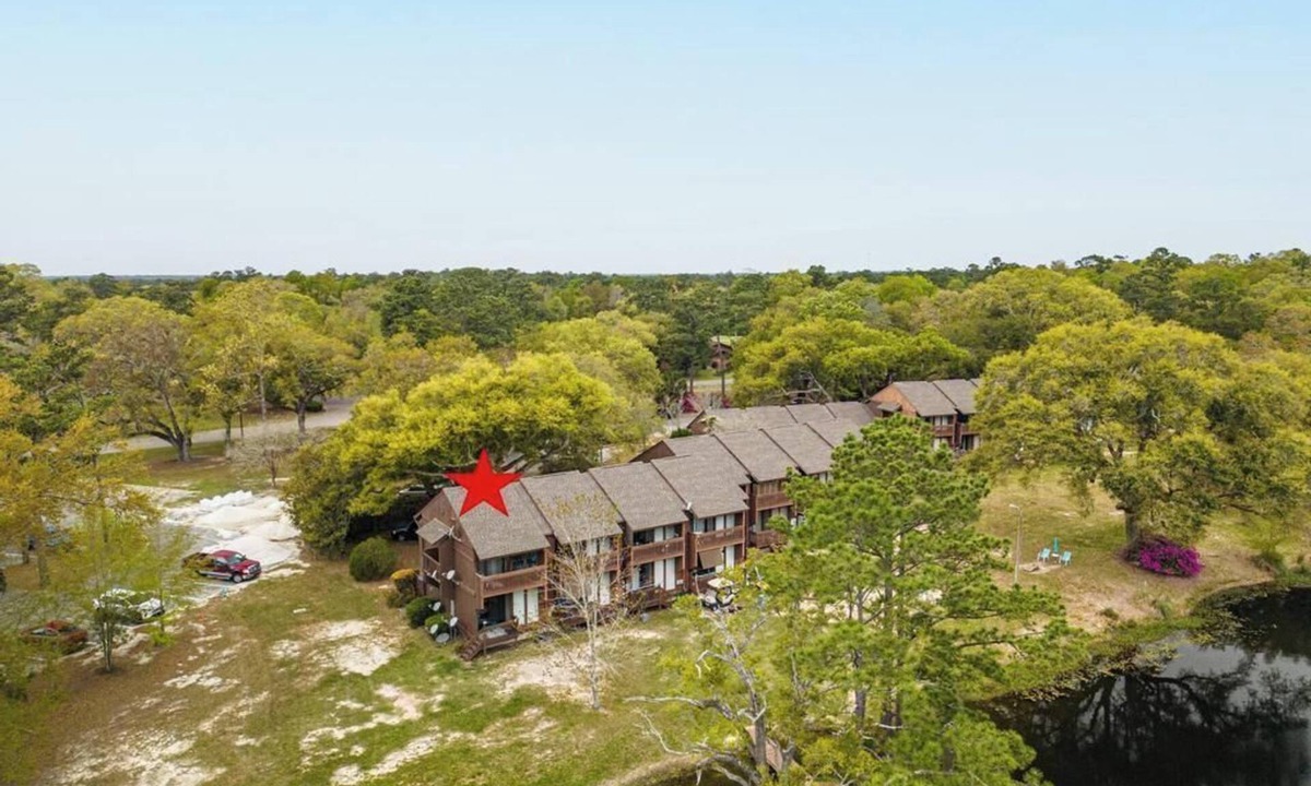 Diamondhead Condo | Cozy upstairs Studio Condo at Diamondhead overlooking the Lake & Country Club