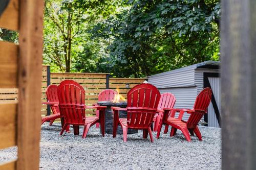 Victory Heights House | Creekside Deck Covered BBQ Fire Pit King Bed