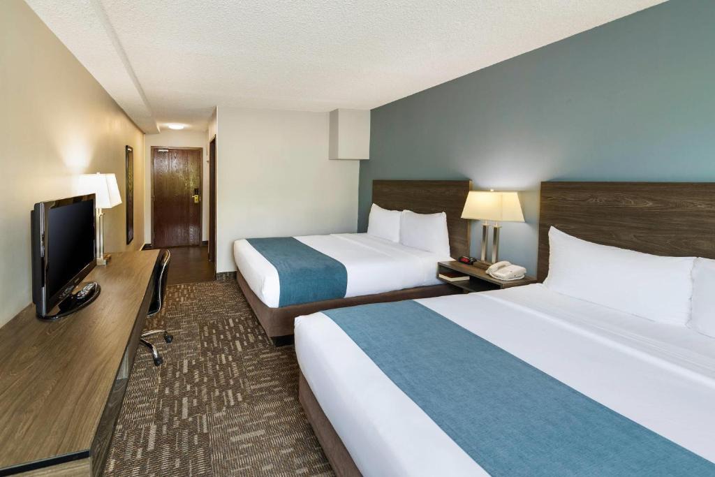 Hinton Hotel | Crestwood Hotel
