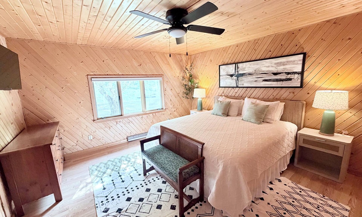 Gordon Cabin | Crystal Lake Retreat: Private Dock, Sauna, Parking, Firepit & 4BR