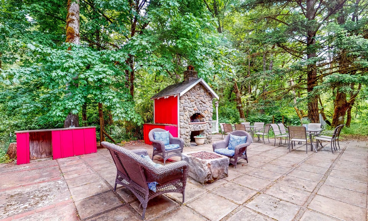 Dallas Cottage | Custom-Built - Large Deck, Griddle, and Washer/Dryer