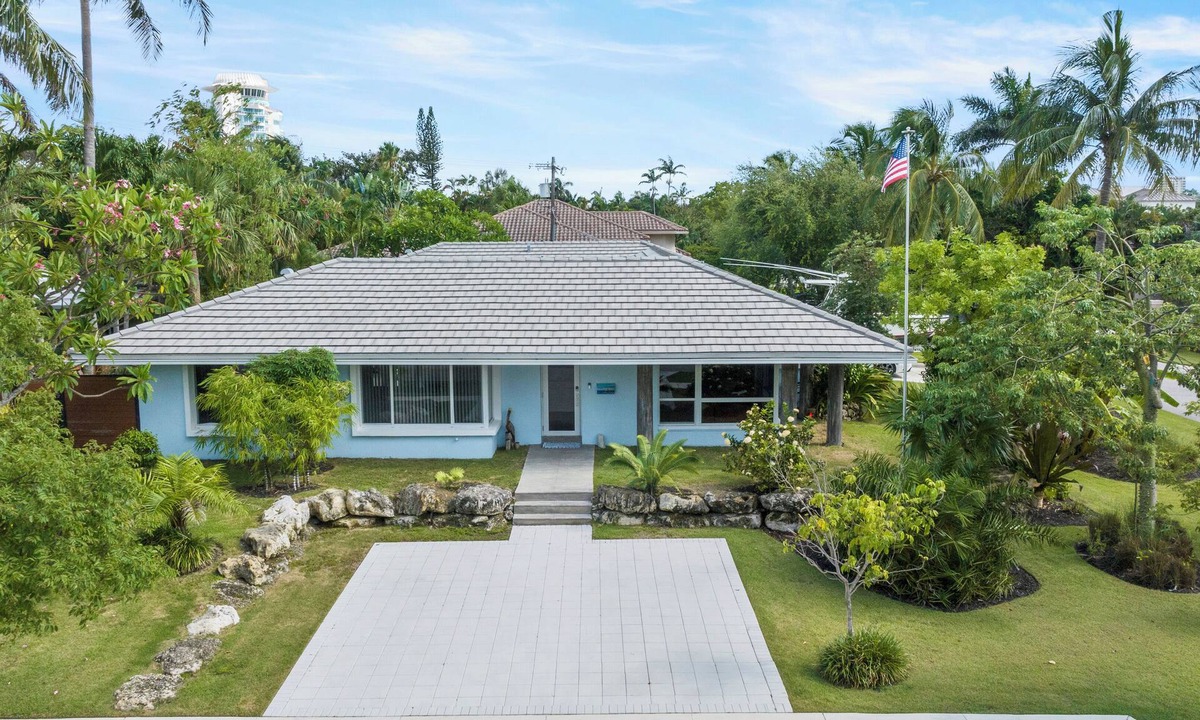 Harbour Inlet House | Custom remodeled home with tropical setting in exclusive Harbor Inlet community