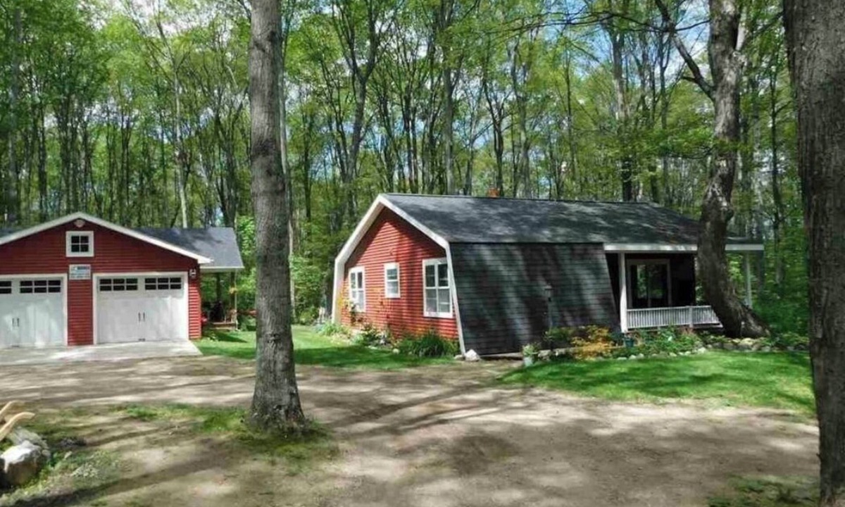 Harbor Springs Cabin | Cute 2-bedroom cabin in Harbor Springs perfect for relaxing getaways.