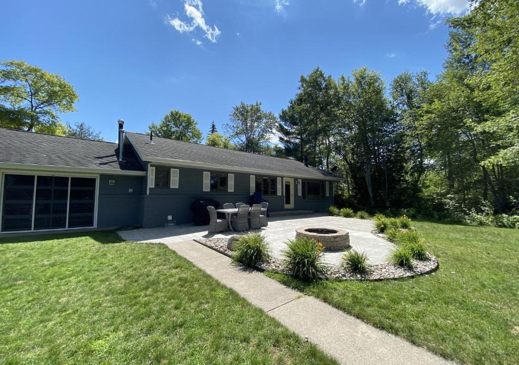 Lewiston House | Cute lake house on West Twin Lake