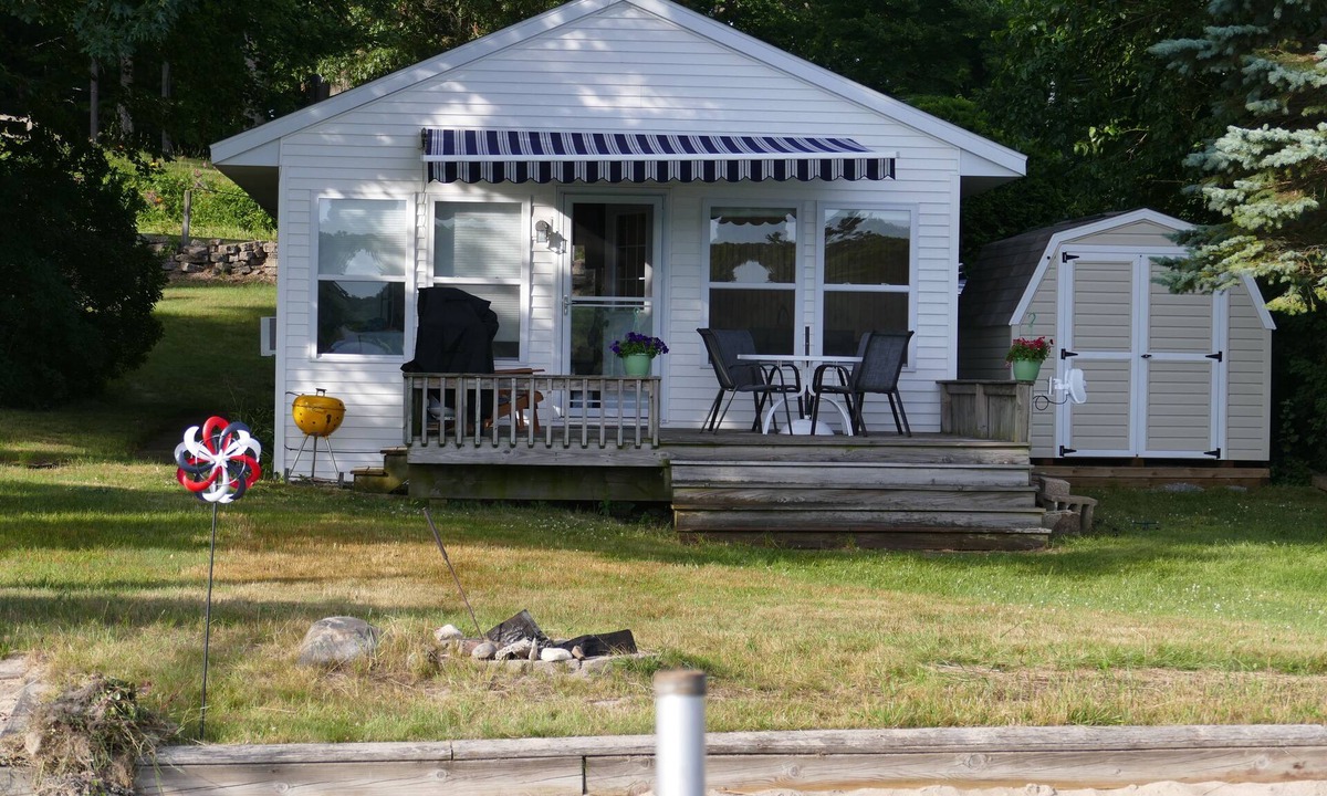 Grant Cottage | Cute lakefront cottage on all-sport Little Sand Lake