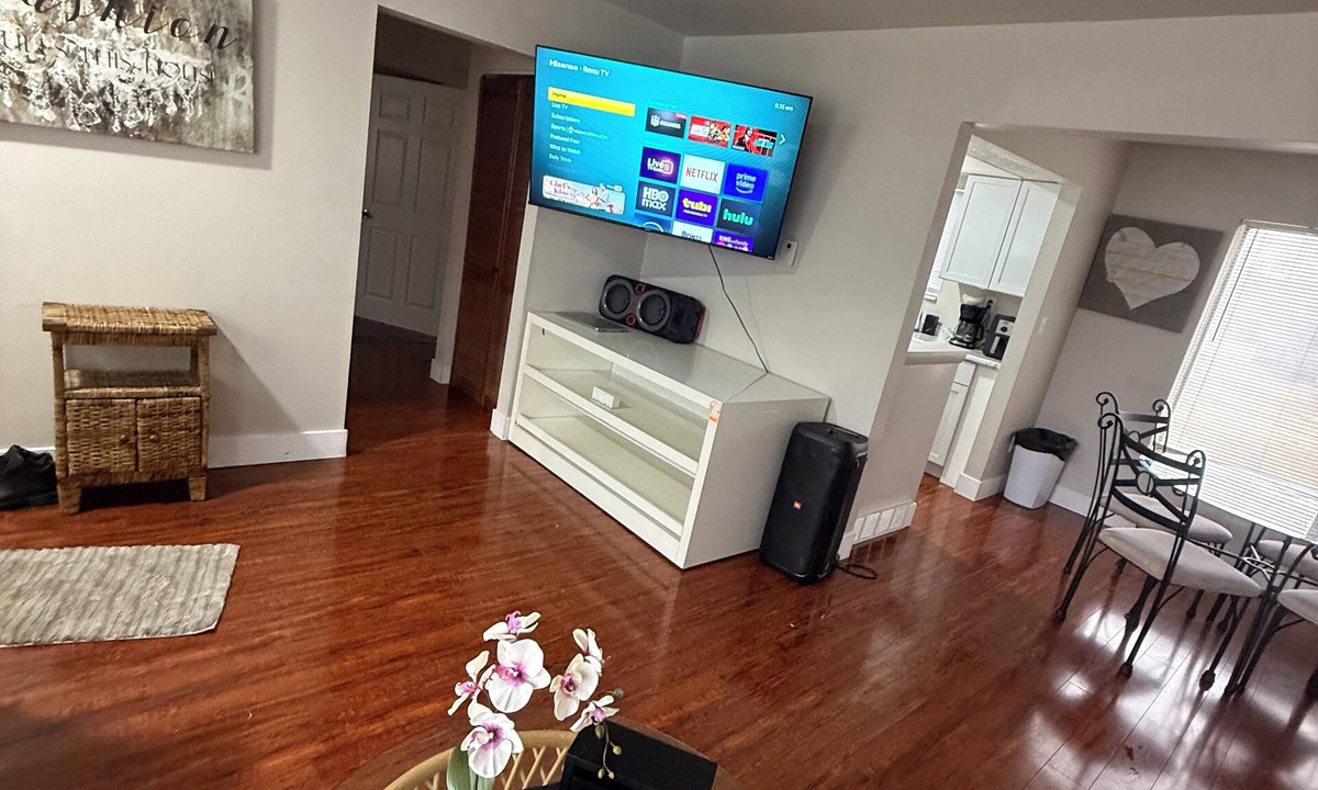 Toledo House | Delightful 5-bedroom house with AC for a relaxing stay