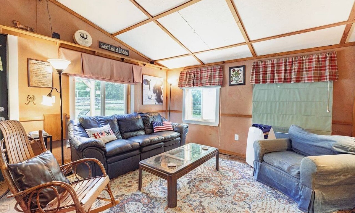 Pendleton House | DERBY Private Tack House