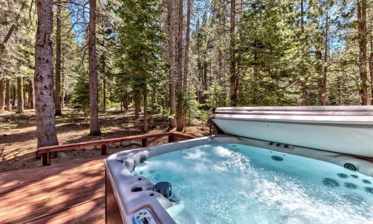 Truckee Cabin | Designer Cabin @Donner:Hot Tub, Arcade Game, Trail