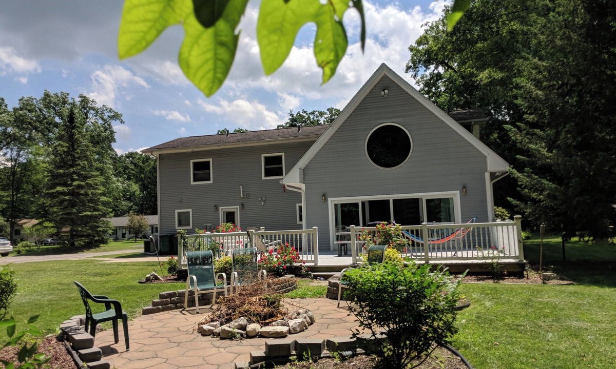 Romulus House | Detroit Airport Home - Spacious 5-Bedrooms, Game Room, Fire pit!
