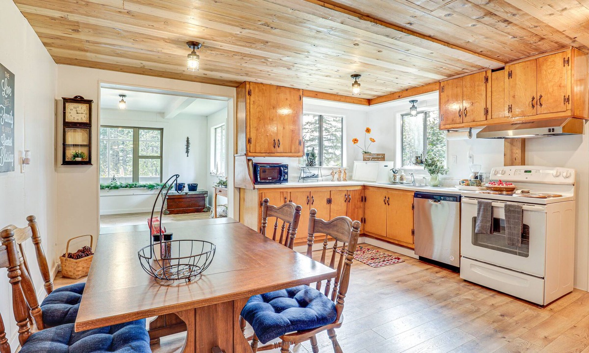 Gates Cabin | Detroit Lake Area Cabin 1/2 Mi to Santiam River