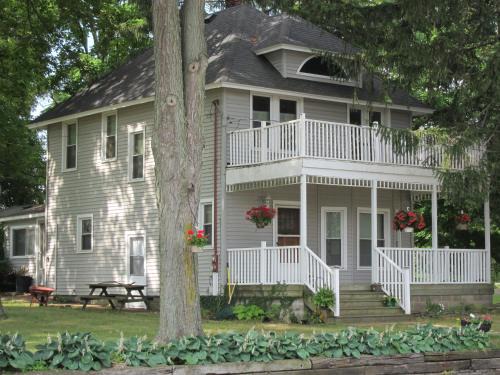 Manitou Beach-Devils Lake Hotel | Devil's Lake Inn and Devil's Lake Inn Too