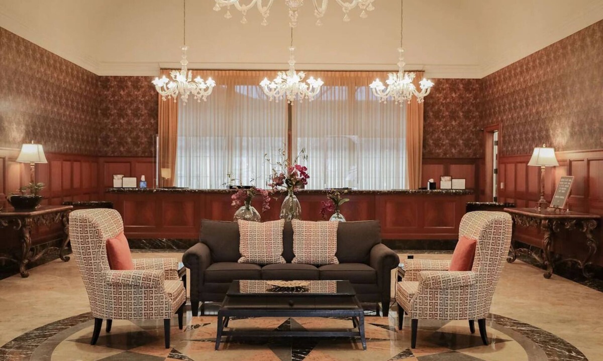 Rochester Hotel | Dive into the Heart of Rochester: 2 Elegant Rooms Near Boutiques & Eateries