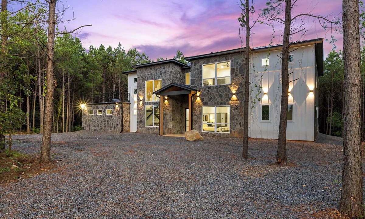 Pickens Cabin | Divine Den, Massive Deck, GameRoom, Hot Tub, Fire Pit, Pet Friendly