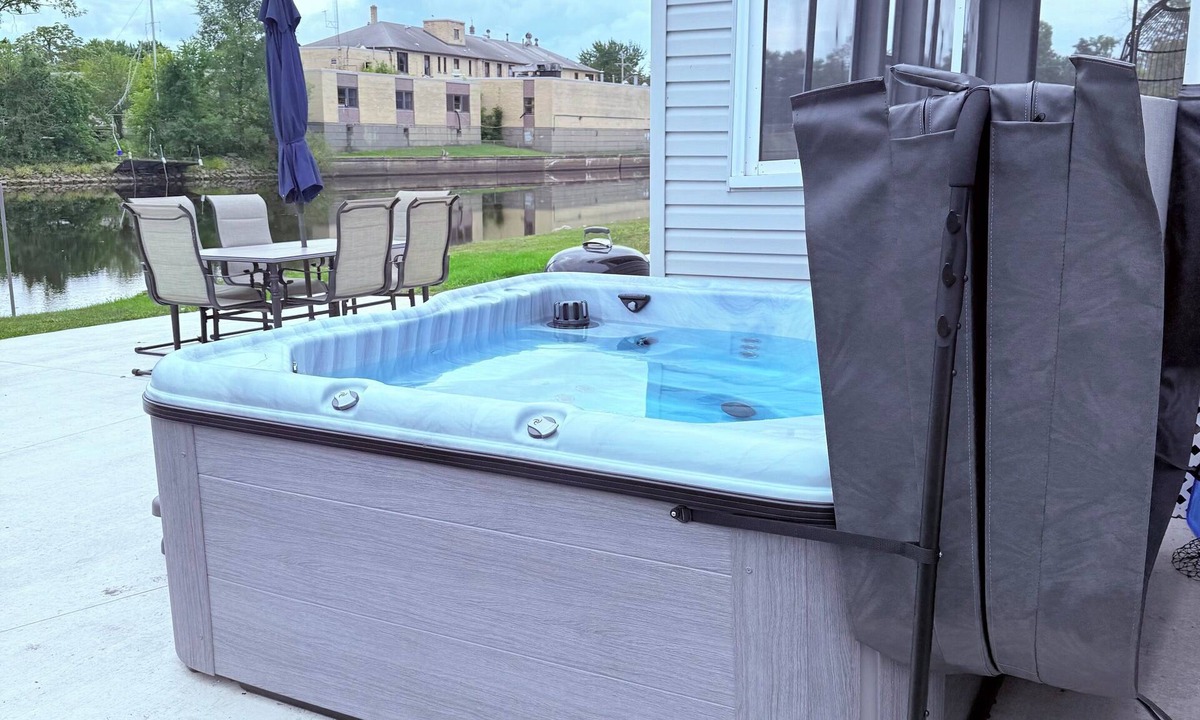 Oconto House | Dock & Drift: Kayaks&SUP|Lake Michigan|Hottub