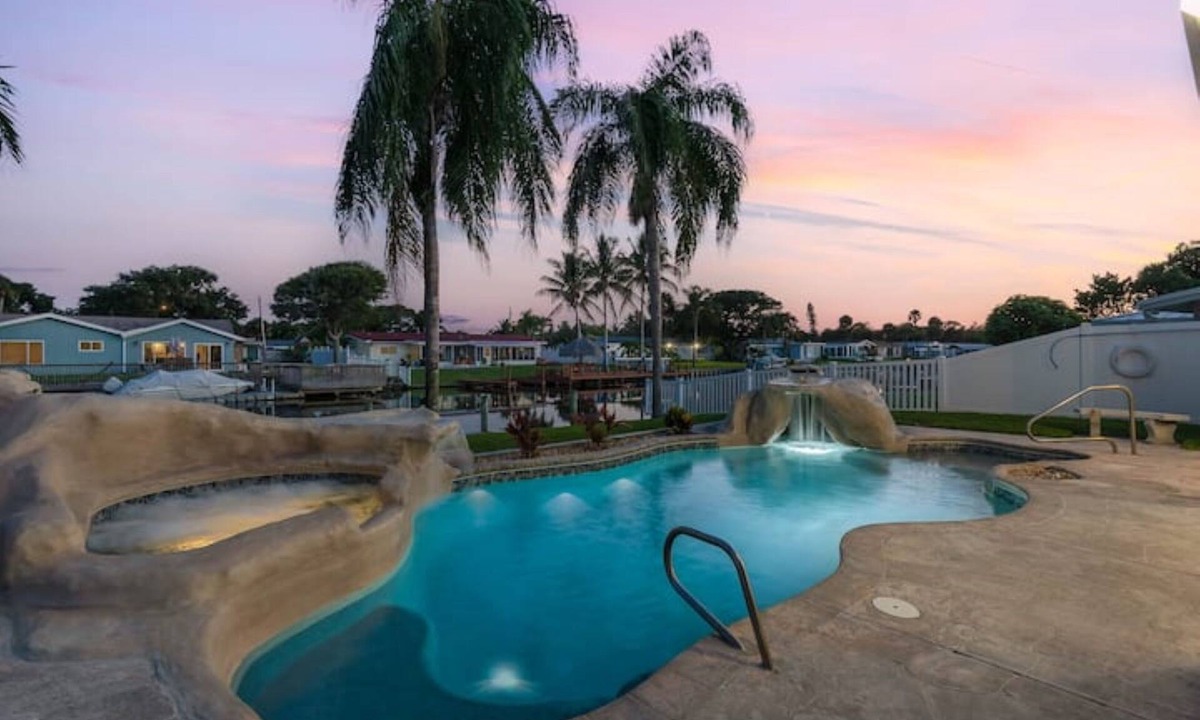 Forest Isles House | Dock, Kayaks, Pool, JACUZZI, ping pong, billiards, all beach gear, and more!