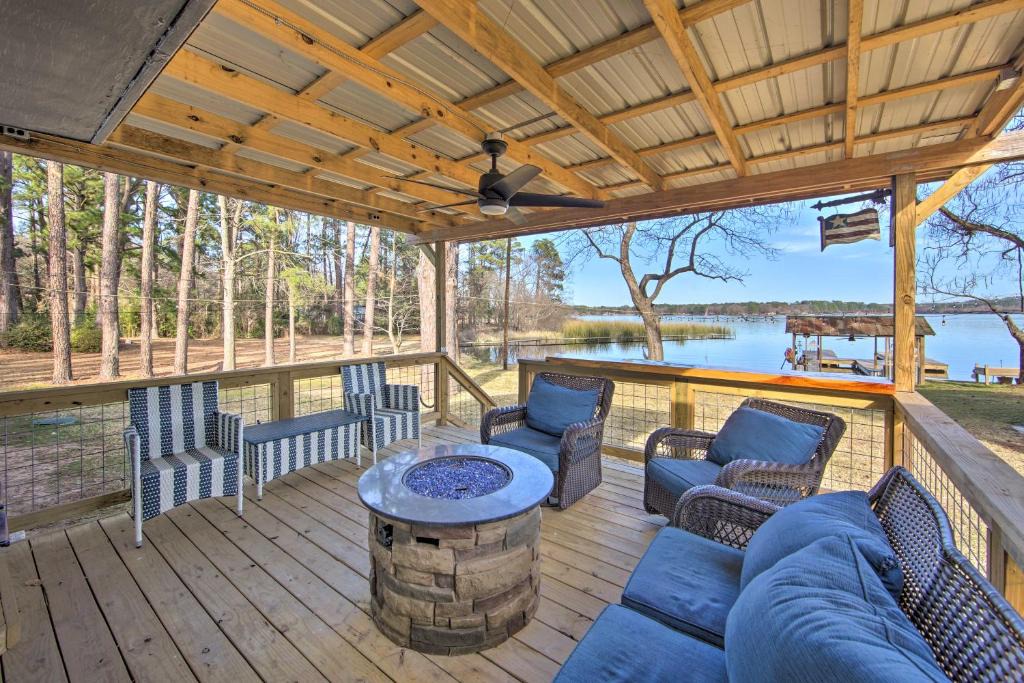 Lone Star House | Dock & Lake Access! Daingerfield Gem w/Tiny Home