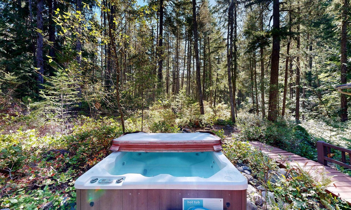 Welches Cabin | Dog-friendly, A-frame cabin with private hot tub - tranquil setting near skiing