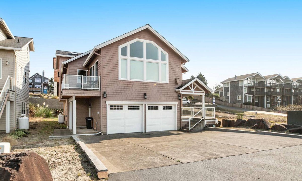 Oceanside House | Dog friendly beach home ideal for entertaining with 2 fireplaces and great kitchen