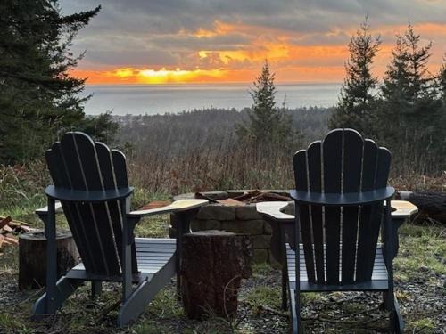 Port Orford House | Dog-friendly cabin tucked Into the trees with WiFi washer&dryer & ocean views