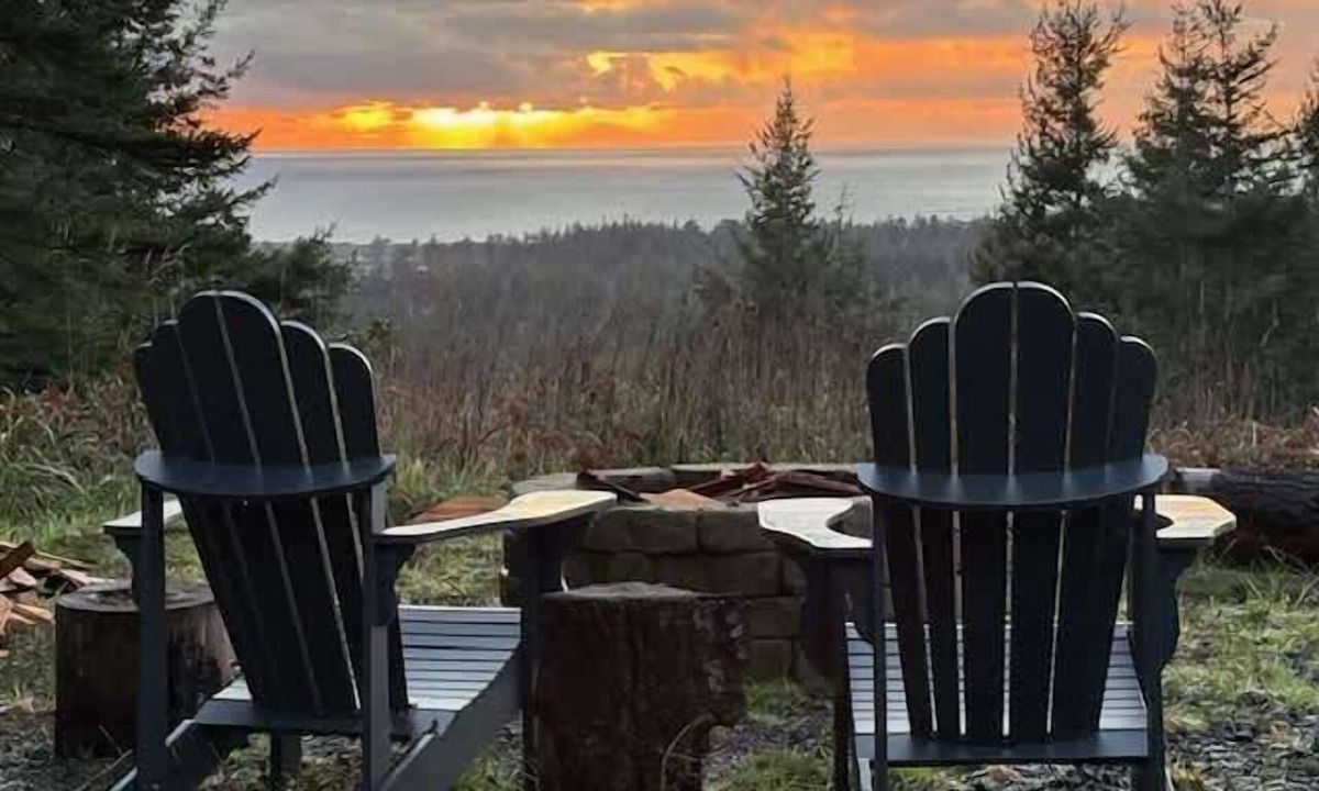 Port Orford Cabin | Dog-friendly cabin tucked Into the trees with WiFi, washer&dryer, & ocean views