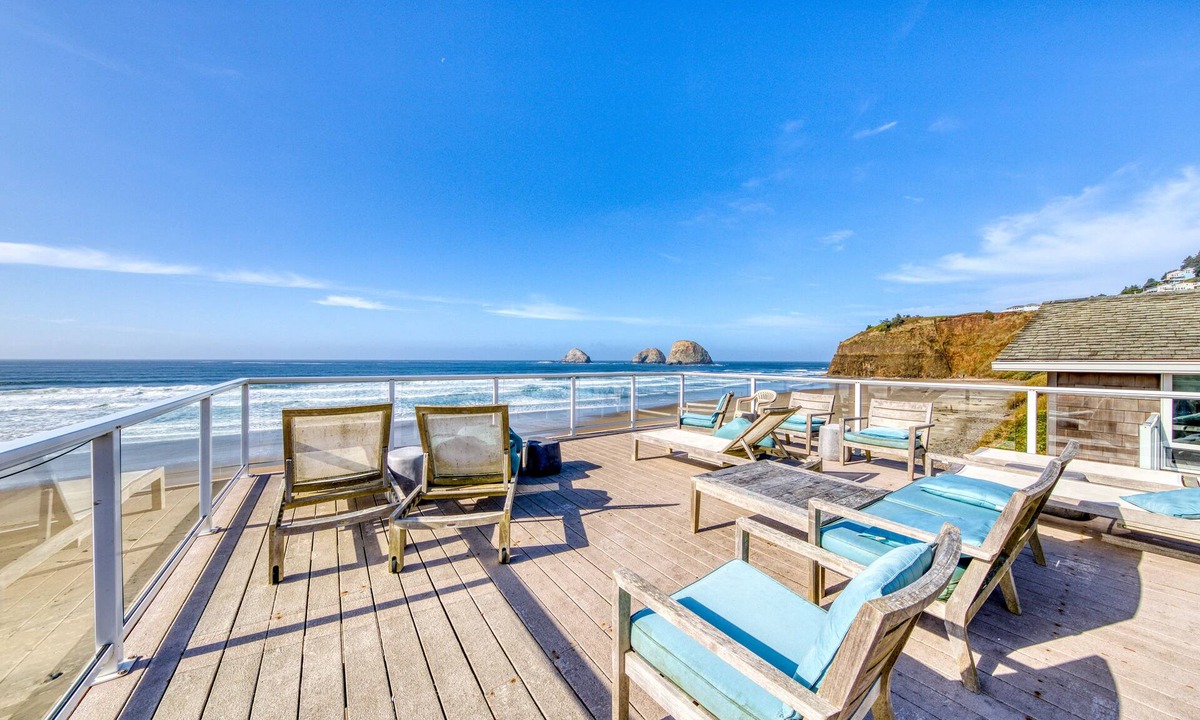 Oceanside Condo | Dog-friendly, completely remodeled modern home with beachfront views