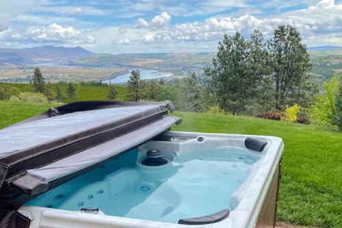 The Dalles House | Dog-friendly hilltop estate with fireplace & incredible Columbia River view