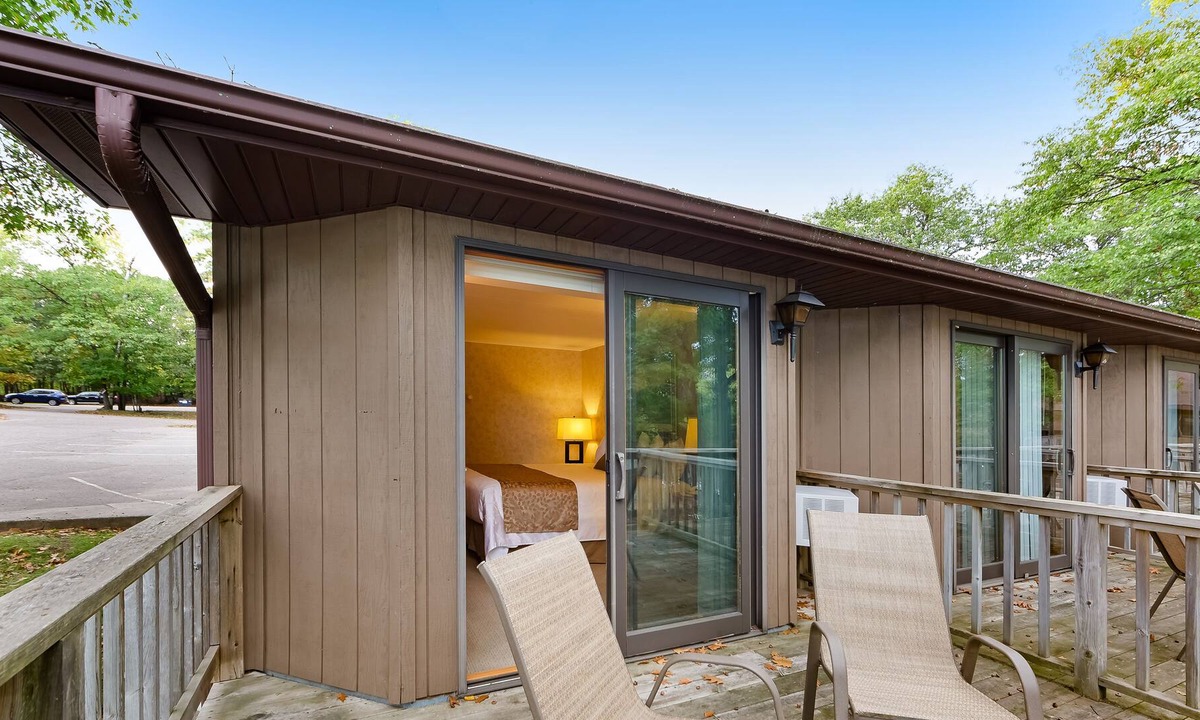 Eagle River Apartment | Dog-friendly studio w/ private deck, lake views & shared tennis/boat docks!