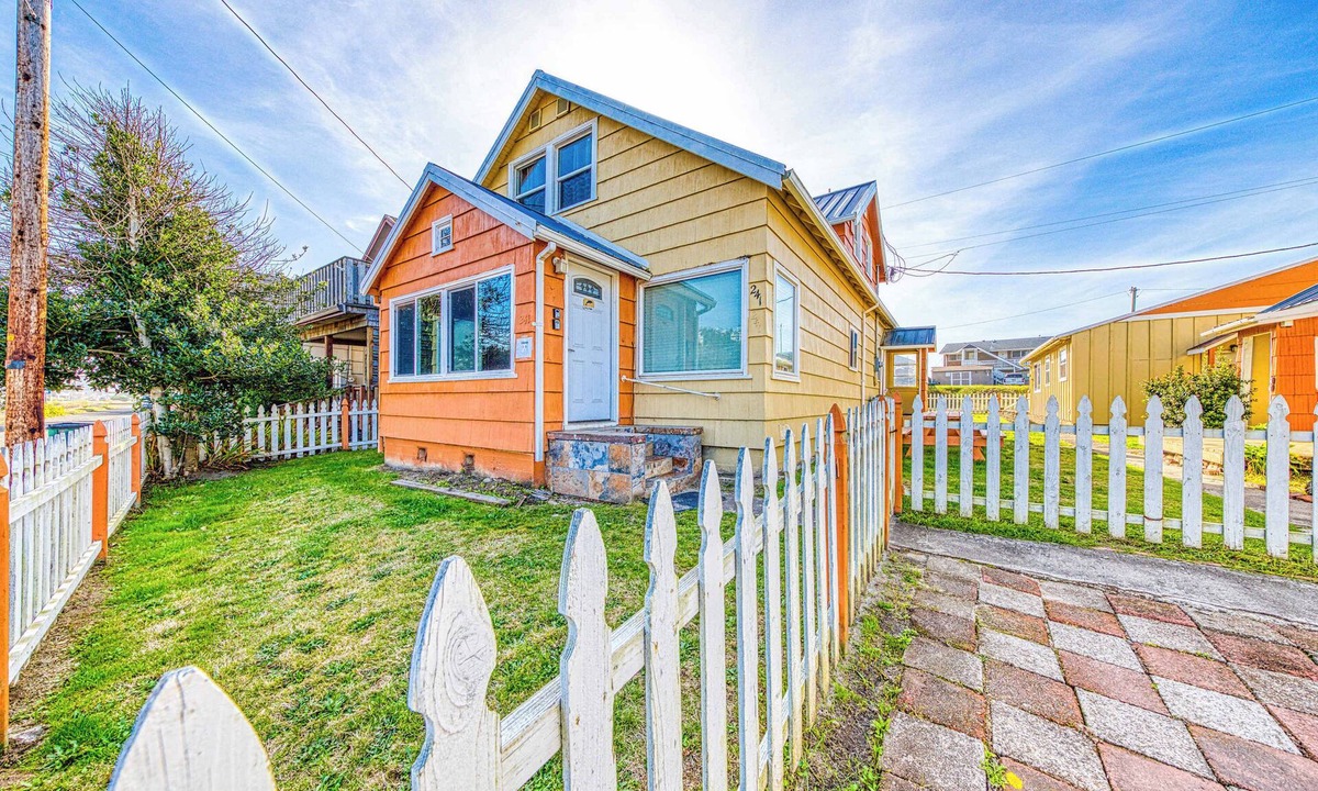 Rockaway Beach Cabin | Dog Friendly Triplex 3 private apartments Easy Walk to the Beach and Town