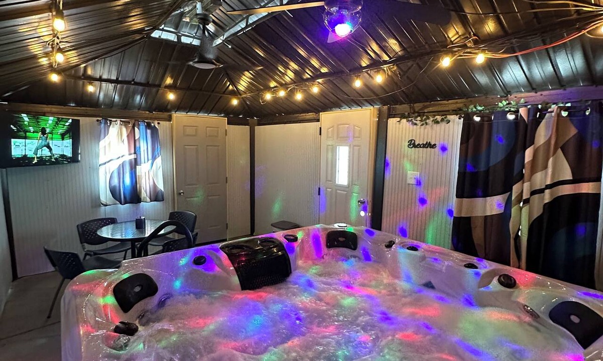 Woodbridge House | Downtown 5 minutes - Adults-Only Luxury Getaway with Hot Tub- NO PARTIES!