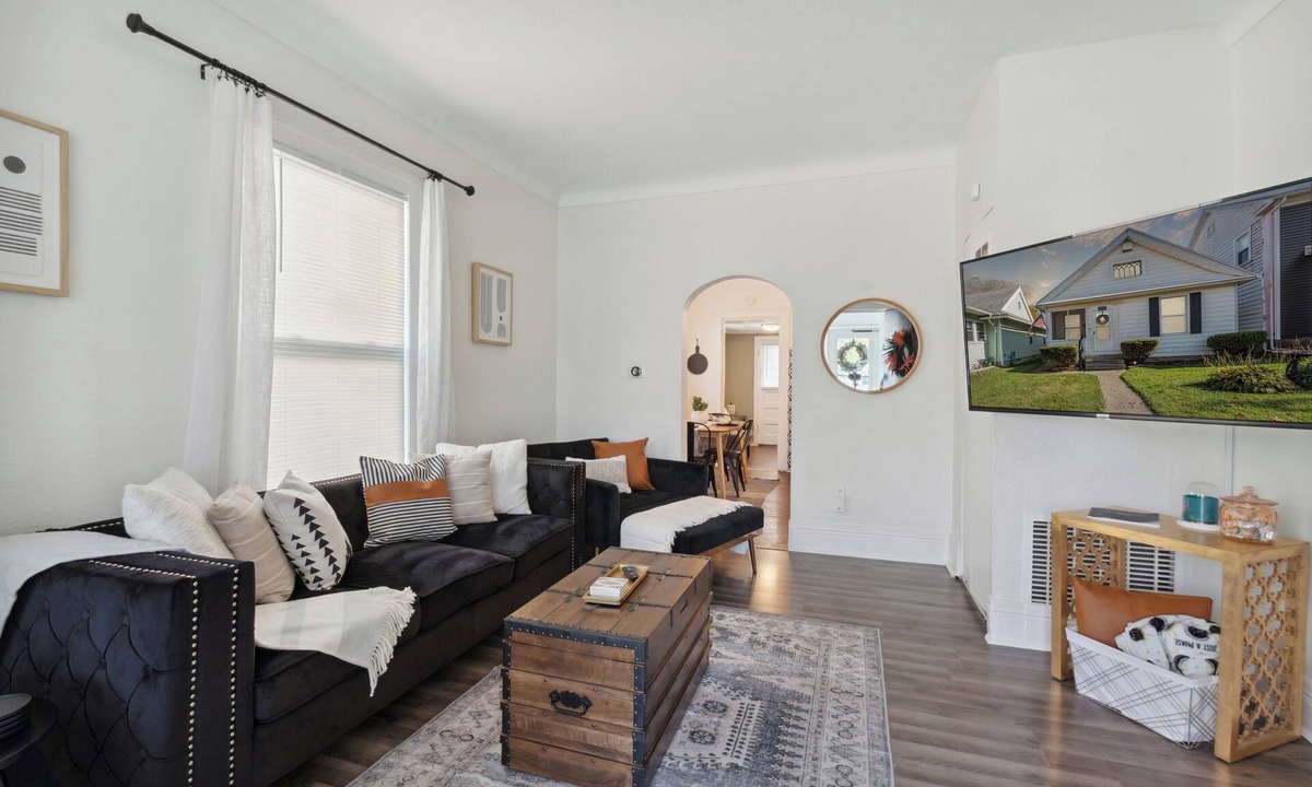 Rossford House | Downtown Rossford/Toledo Restored Arts&Crafts Home