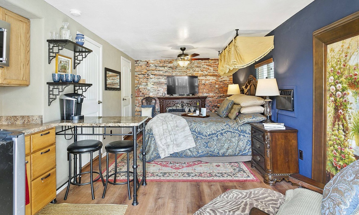 Fairview Place Cottage | 🎉Downtown Studio: Secure Parking, Privacy, Gardens. Across from Encanto Park⛳️🏀🎾👟