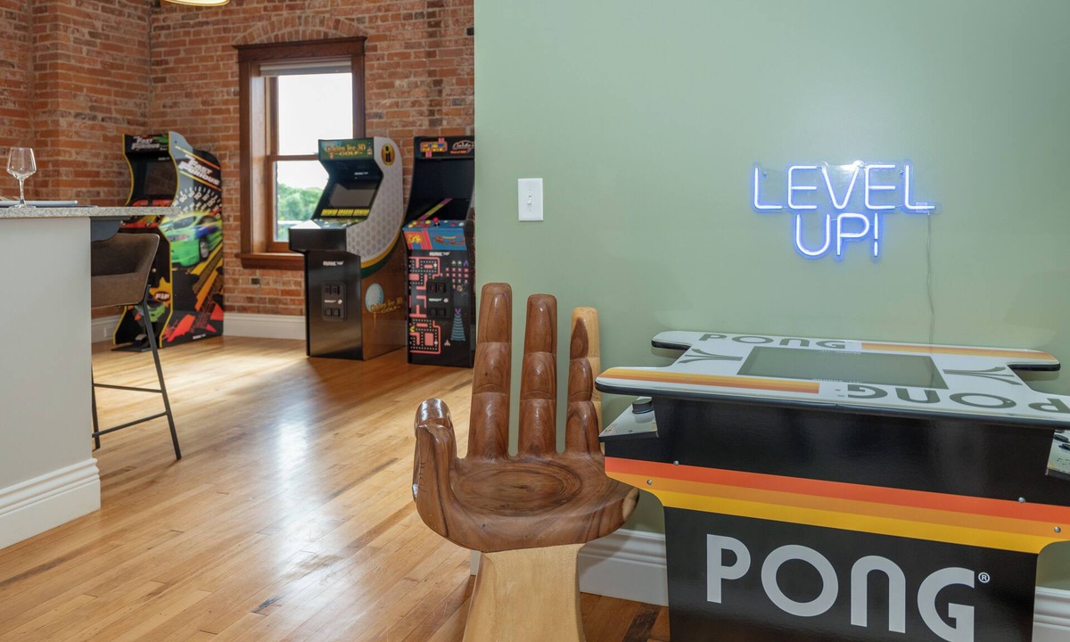 Central Business District Apartment | Dreamy Downtown Luxury Loft/13-Ft Ceilings/Walkable