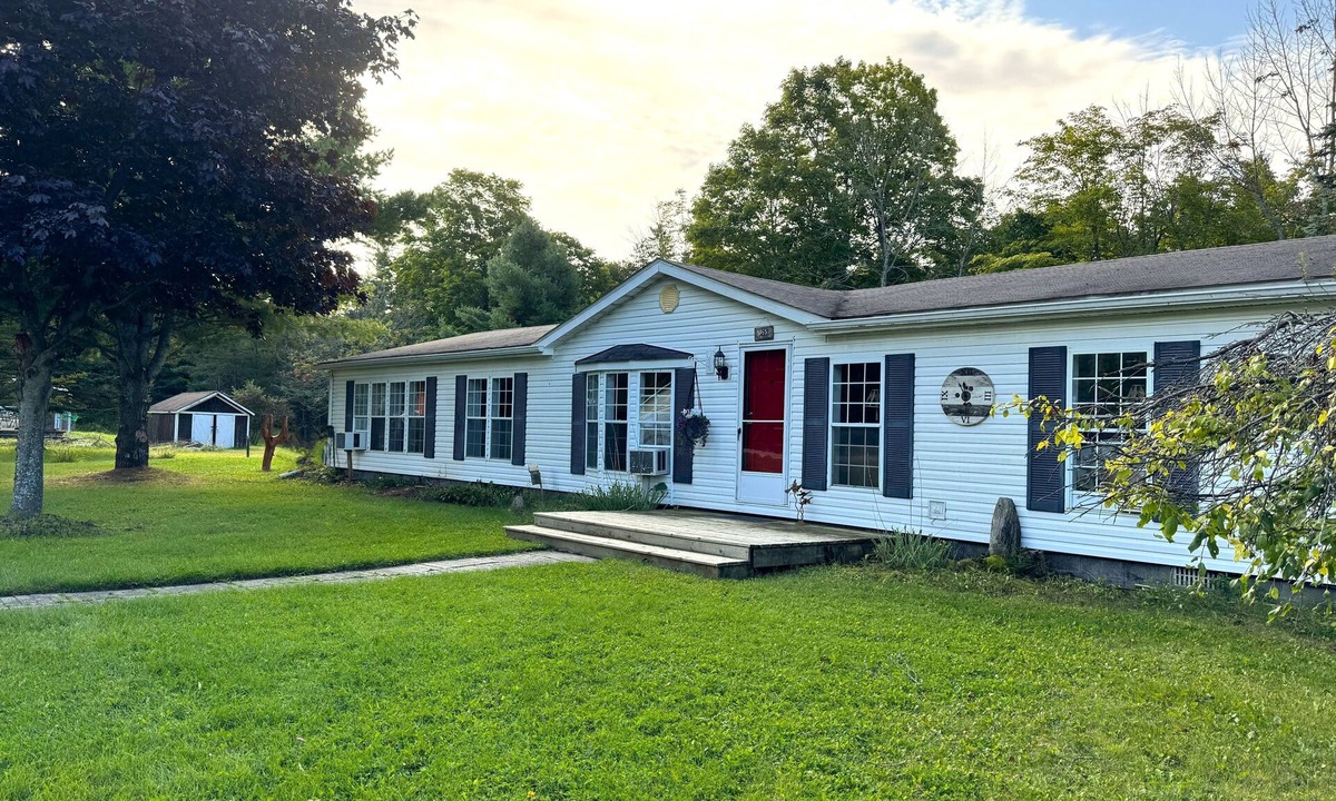 Drummond House | Drummond Island Hotel & Vacation Homes - Channel Road Charmer
