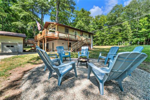 Grawn House | Duck Lake Escape, Dock, Game Room, Kayaks, 7 Beds, Close to Traverse City