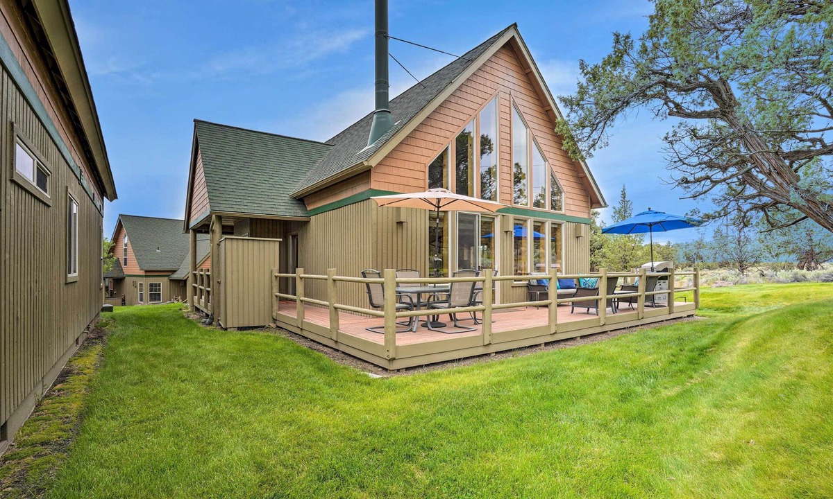 Redmond Cabin | Eagle Crest Retreat w/Great WiFi & Resort Access!