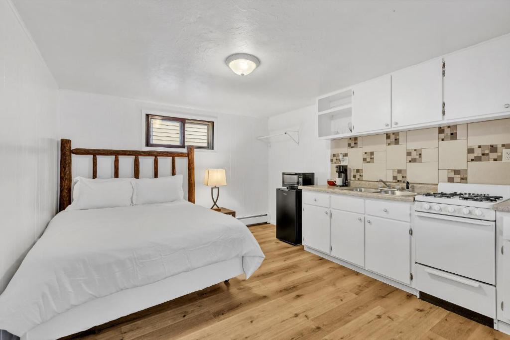 Escanaba Hotel | Eagles Nest Motel Unit 3