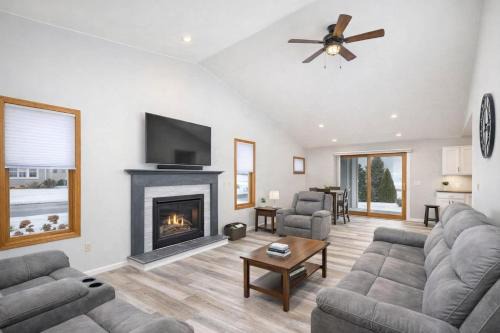 Appleton House | East Side 3 Br 2 full bath King Bed
