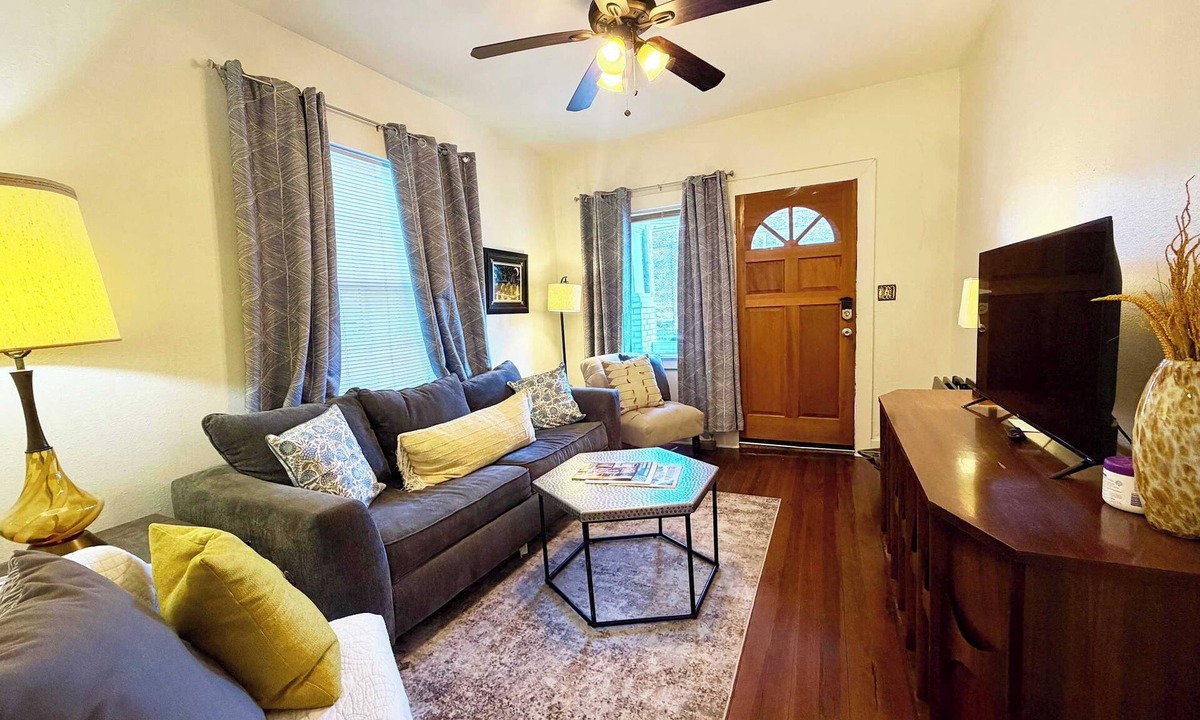 East Riverside Apartment | Eclectic 2 bedroom Apartment Uptown
