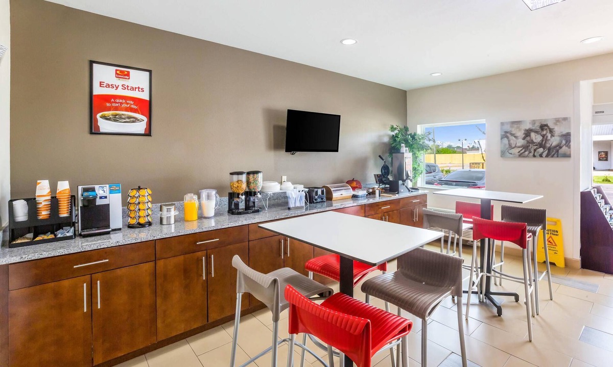 Highlands - Perkins Hotel | Econo Lodge Baton Rouge University Area