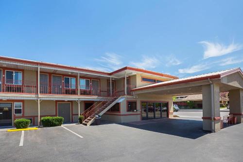 Hurricane Cabin | Econo Lodge Hurricane Zion Park Area